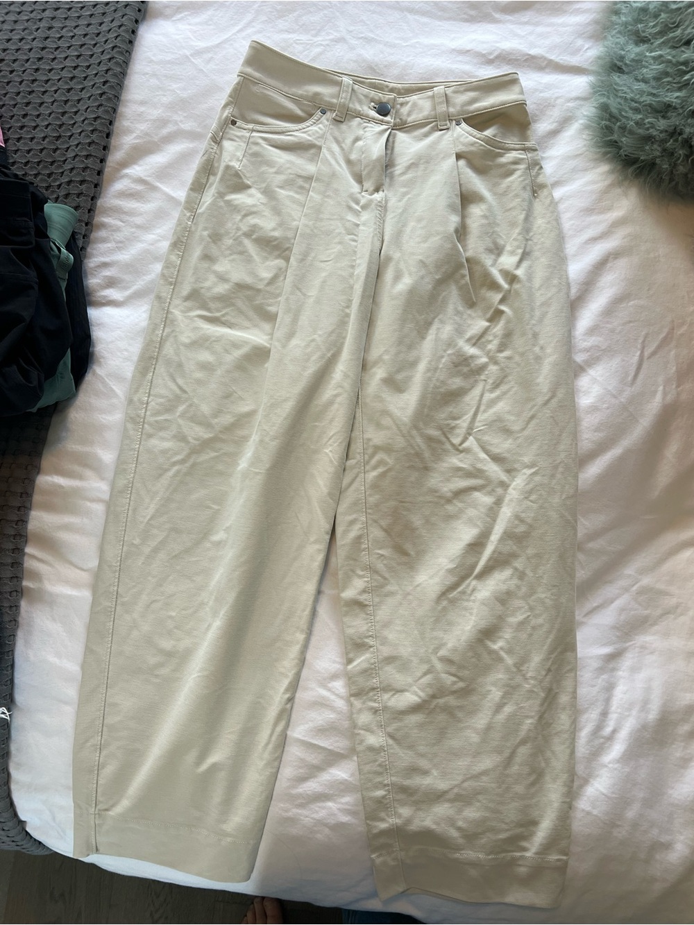 Women’s Lululemon Pleated Wide-Leg Casual Pants in Off-White